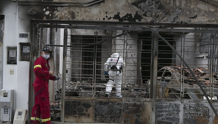 Las primeras hipótesis indican que efectivamente el incendio inició en el porche de una vivienda y se extendió a las casas de los dos lados. / Foto: Juan Pablo Cohen / La Opinión