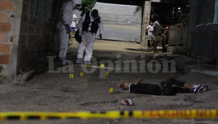 El cadáver quedó tendido en la mitad de la calle, junto a una cancha de fútbol del sector.