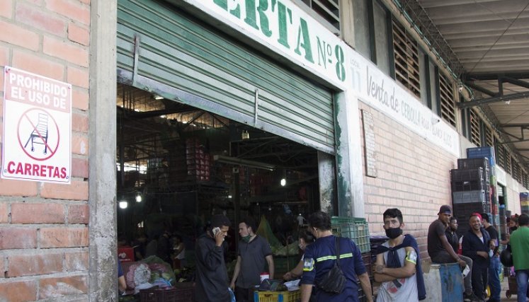 Se ha evidenciado que muchas personas incumplen las medidas en diferentes centros de abastos de la ciudad. 