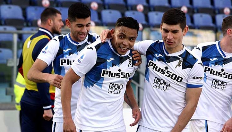 Luis Fernando Muriel es felicitado por sus compañeros, tras el gol.