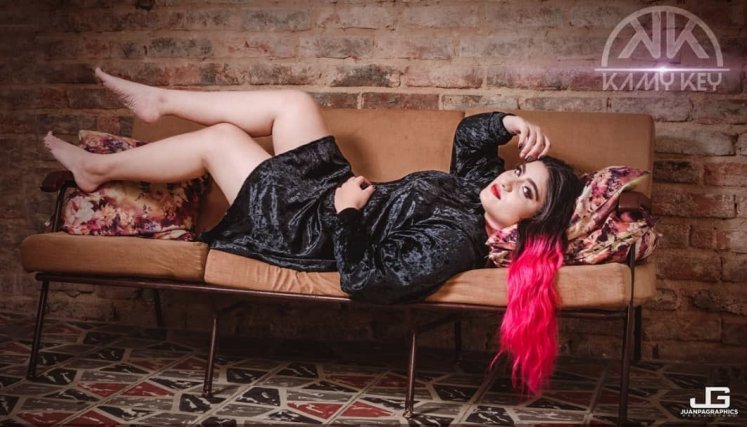 La cucuteña Kamy Key compone, toca el piano y canta música popular. Alista su nuevo sencillo ‘El protagonista’ para estos tiempos de pandemia.
