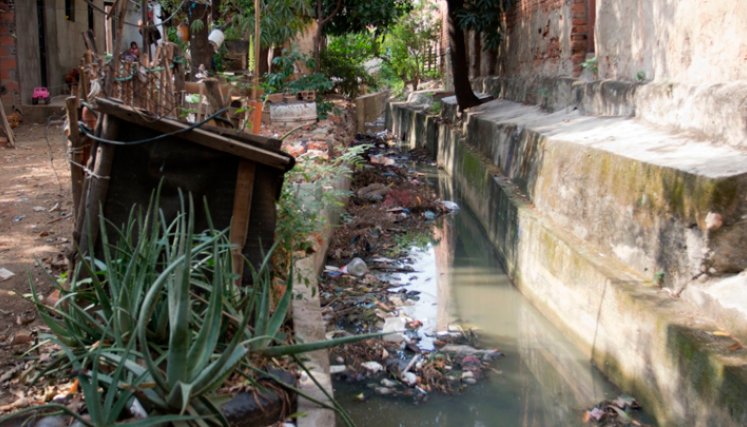 Basuras-canal-de-aguas