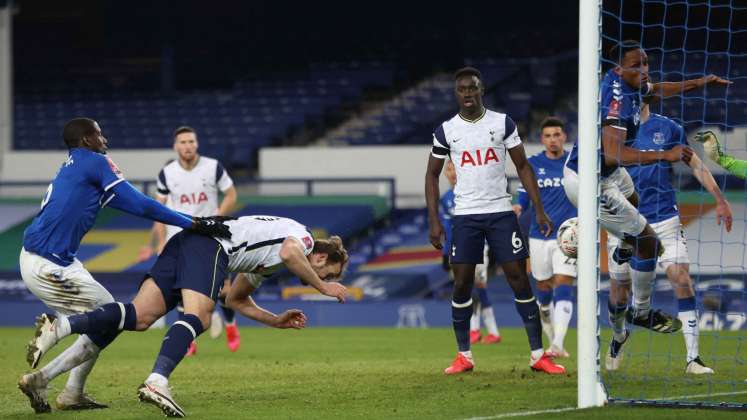 Dávinson Sánchez versus Yerry Mina. Foto: AFP