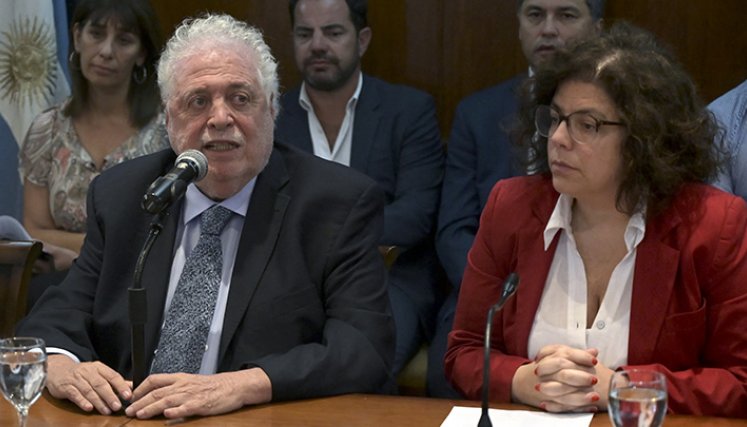 El ministro saliente, Ginés González García, junto a su reemplazo, Carla Viziotti, en una conferencia de prensa ofrecida el año pasado. 