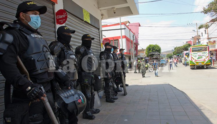 La Policía se incautó de mercancía de contrabando, entre cigarrillos, medicamentos y otras mercancías.