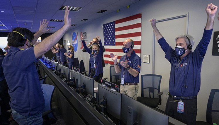 Científicos y técnicos de la Nasa celebraron la llegada de su vehículo espacial al suelo de Marte.