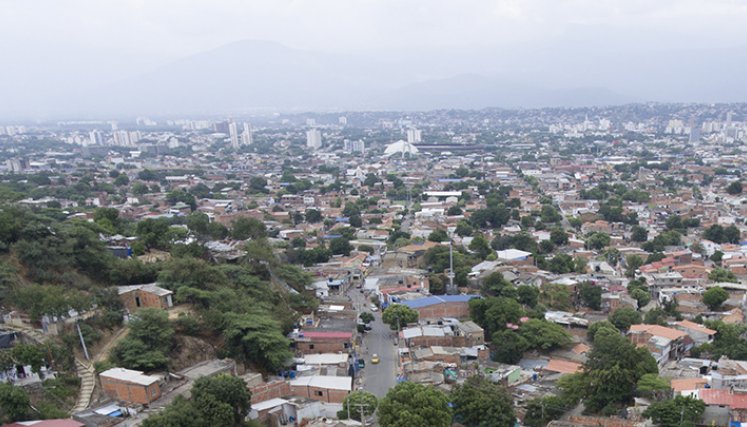 Aspecto de la ciudad ayer en la tarde, cuando ya se aprecia una capa gris que cubre la zona norte, que según los expertos es parte del polvo del Sahara. /Foto Juan Pablo Cohen / La Opinión
