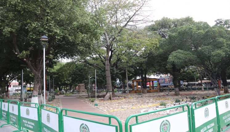 La Policía mantiene constante vigilancia en los alrededores de los parques. / Luis Alfredo Estévez/ La Opinión 