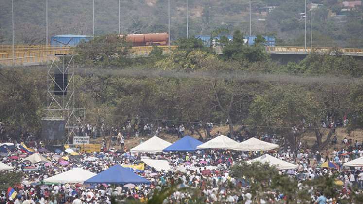 Panorámica del concierto frente al puente de Tienditas.