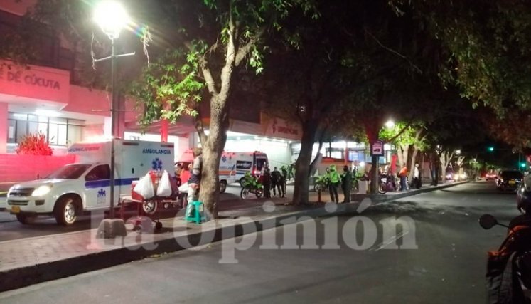 Dos policías heridos y otra persona fallecida en el lugar de los hechos.