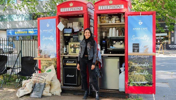La comunicadora social Loreinis Mejía Hernández atiende su negocio de venta de café especial colombiano en las calles de Londres (Inglaterra). / Foto: Cortesía.