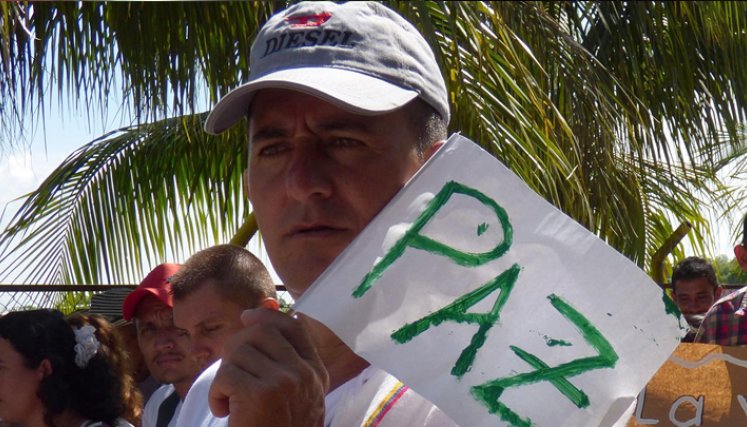 Los acuerdos pretenden liberar a la población de la guerra . 