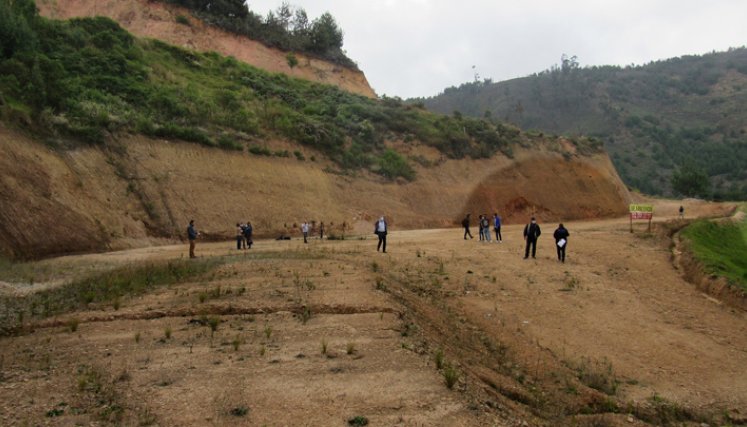 En este lote, ubicado en la vía Pamlona-Bucaramanga, está proyectado instalar el punto de atención al migrante. / Foto: Roberto Ospino.