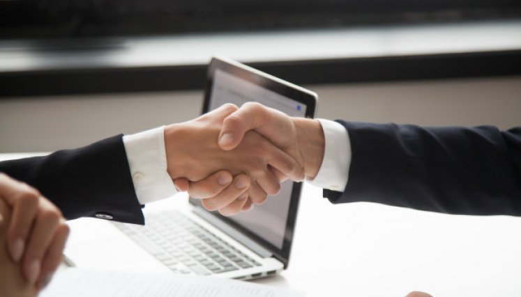 En Latinoamérica hay un cambio de factores que consideran las empresas que las hacen más atractivas para trabajar. En primer lugar, está la marca de la empresa, seguido de la carrera profesional. / Foto: Freepik.es