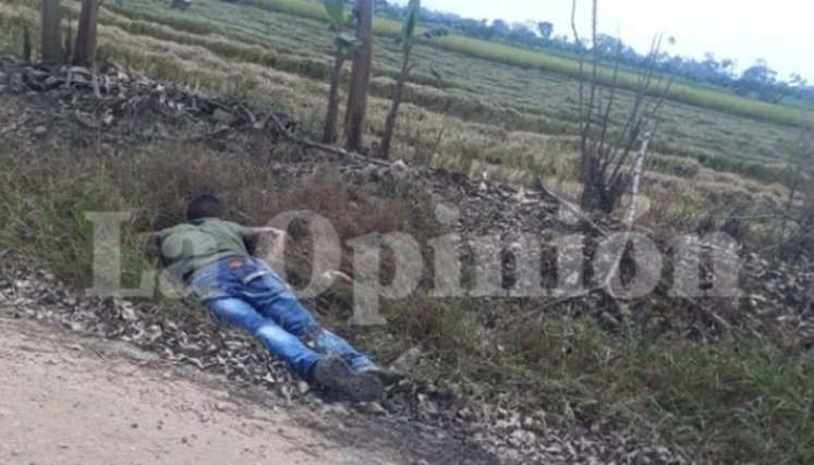 El cadáver de la víctima quedó tendido a un costado de la carretera. / Foto: Cortesía