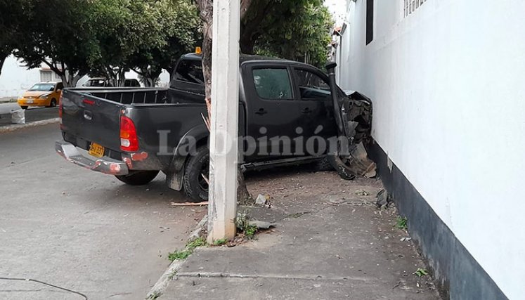 La camioneta de la víctima quedó estrellada contra una vivienda, a una cuadra del lugar del ataque.