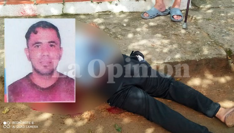 El cadáver de Gregorio Antonio Díaz quedó tendido en el andén, donde llegaba a vender mangos a diario.