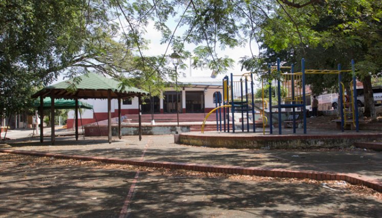 En el parque La Iglesia, la delincuencia ha robado el cableado del alumbrado público. / Foto: Alfreso Estévez
