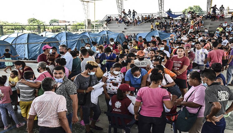 Más de 1.000 venezolanos huyen por combates. Foto: AFP