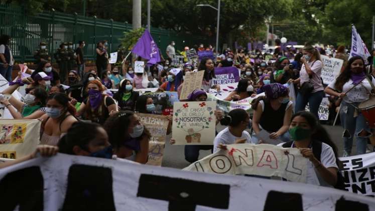 Las mujeres se comportaron de manera pacífica. En medio de su manifestación hicieron distintos actos simbólicos. Juan Pablo Cohen/ La Opinión 