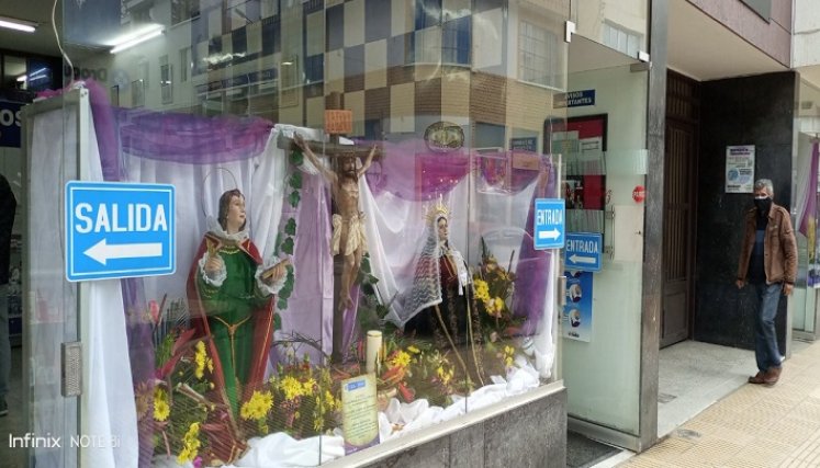 En la Calle Real se exhiben las imágenes de la Semana Infantil. / La Opinión