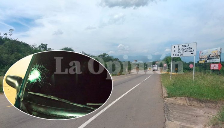 Este vehículo fue alcanzado por una enorme roca que fue lanzada en esa vía oscura.