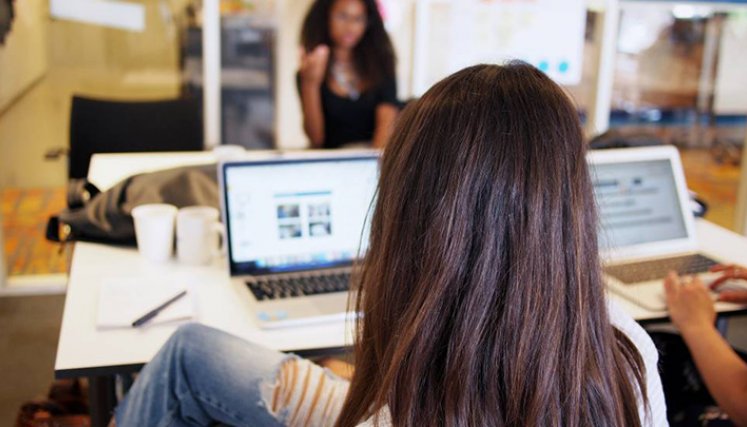 El 49% de las mujeres encuestadas han dicho ser subestimadas en el entorno profesional 