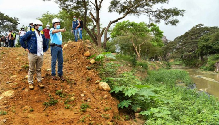 El alcalde Jairo Yáñez verificó el avance de los trabajos en la quebrada Tonchalá./Fotos Cortesía
