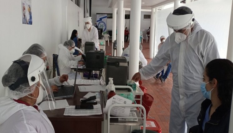 Al hospital llegaron 1.922 vacunas para la provincia. La OIM donó equipos tecnológicos, insumos y elementos de protección personal.  / Foto: Roberto Ospino/ La Opinión