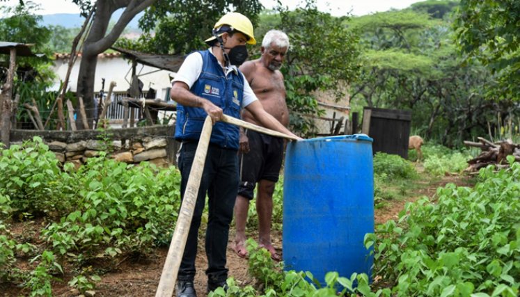 Mientras se construye el acueducto, la Alcaldía suministra agua potable en carrotanques a los habitantes de esta zona rural./ Foto Cortesía para La Opinión