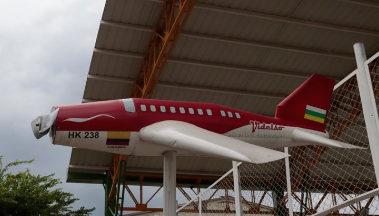 Este avión, a escala, recuerda las raíces del barrio.