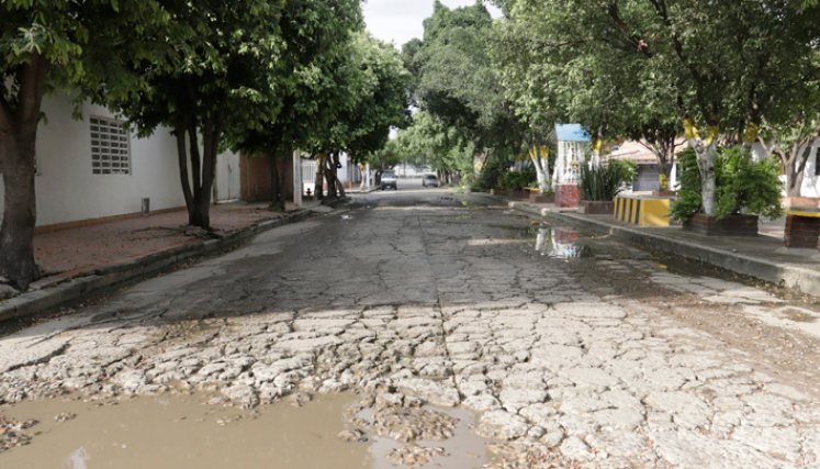 Estado de la avenida segunda en Prados del Norte, la vía que genera mayor malestar.