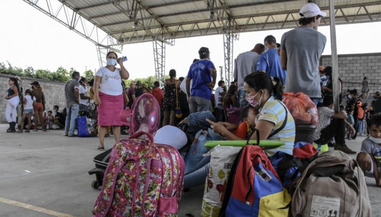 Más de 3.000 personas han huido a Colombia por los combates que desde el domingo libran la Fuerza Armada venezolana y una facción disidente de las Farc, según el gobierno colombiano. / Foto: AFP