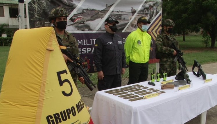 Las autoridades decomisaron dos fusiles marca Bushmaster, cuatro proveedores, 280 cartuchos y radios de comunicación. / Foto: Ejército