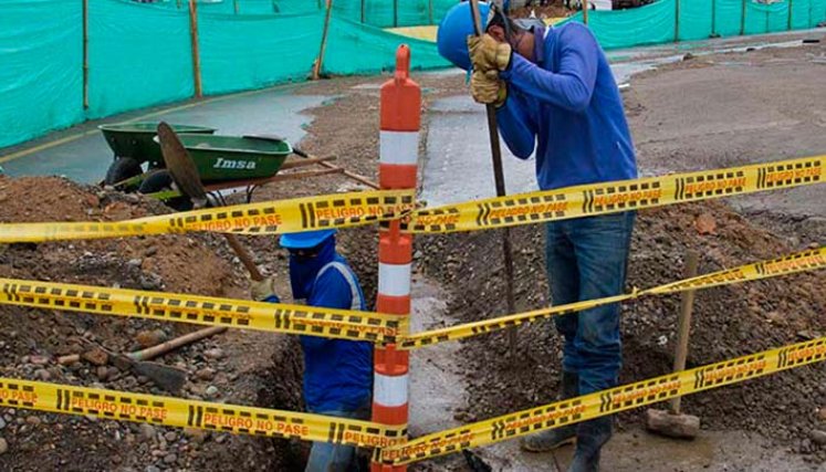 La compañía de acueducto anunció que trabaja a doble jornada para culminar los trabajos de reposición de redes de alcantarillado./Foto Alfredo Estévez/La Opinión