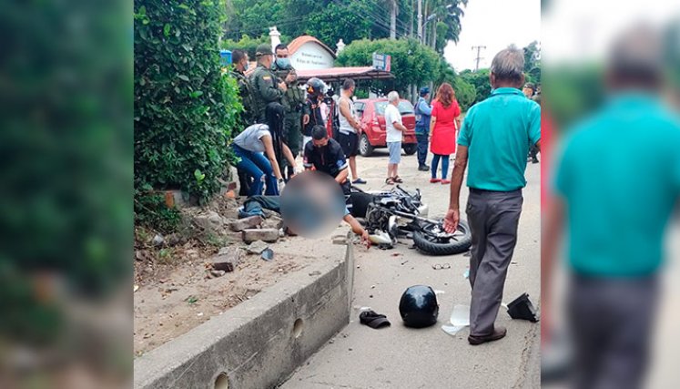 El giro prohibido de un carro y el exceso de velocidad de los motorizados serían las causas del mortal accidente.