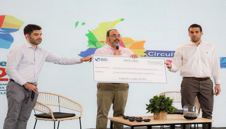  Empleados y amigos del BID entregaron un cheque para las obras de reconstrucción de San Andrés, en cabeza del director ejecutivo del Banco para Colombia y Perú, Sergio Díaz-Granados.