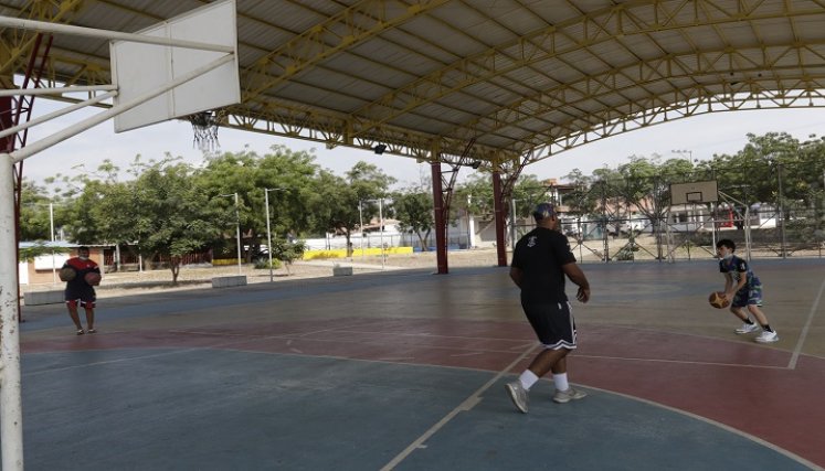 Junto a la malla del aeropuerto internacional Camilo Daza hay otra cancha de fútbol que no es usada por sus malas condiciones.