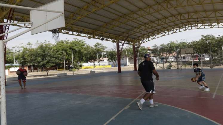 Junto a la malla del aeropuerto internacional Camilo Daza hay otra cancha de fútbol que no es usada por sus malas condiciones.