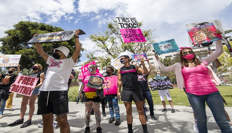 Los partidarios del movimiento FreeBritney se manifiestan en apoyo de la música Britney Spears.