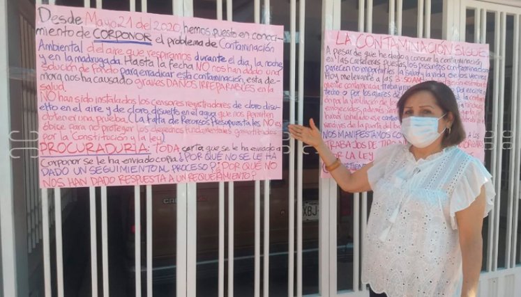 Romero instaló carteles afuera de su casa para dar a conocer la situación a cualquier visitante.
