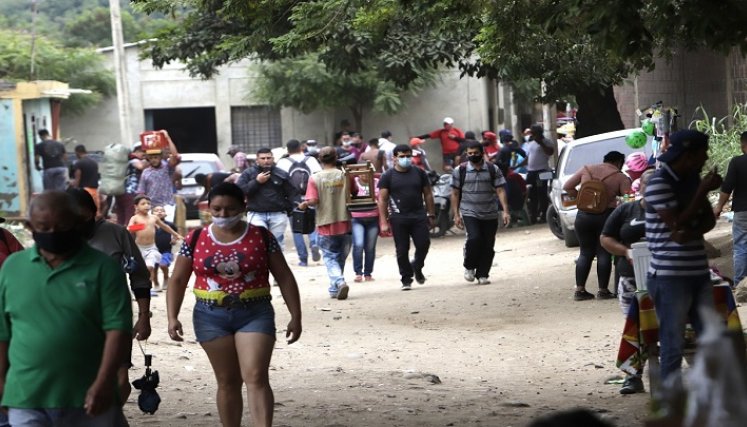 Las autoridades locales estimaron que, durante la reciente semana de flexibilización, unas 5 mil personas diarias se movilizaron desde y hacia San Antonio./ Archivo/ La Opinión 