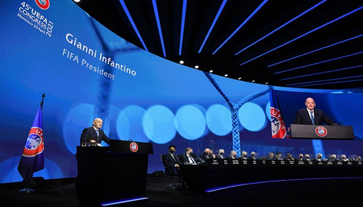 Gianni Infantino se dirige al Congreso de la UEFA en Montreux para debatir la propuesta de la Superliga.
