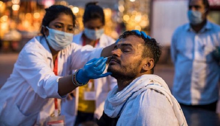 En India, donde se contabilizaron 2.074 muertes en las últimas 24 horas, el balance de la pandemia roza los 185.000 fallecidos./Foto: AFP