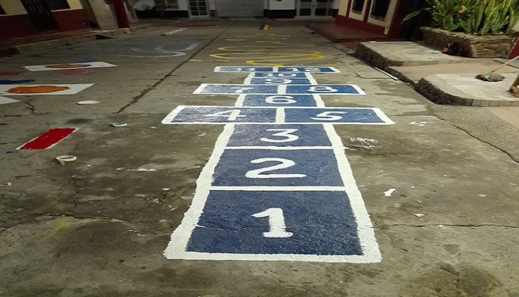 Aparte de la galería de arte urbano en los muros y paredes del barrio, en la calzada de las calles menos transitadas se practican los juegos tradicionales que están en vía de extinción. / Cortesía 