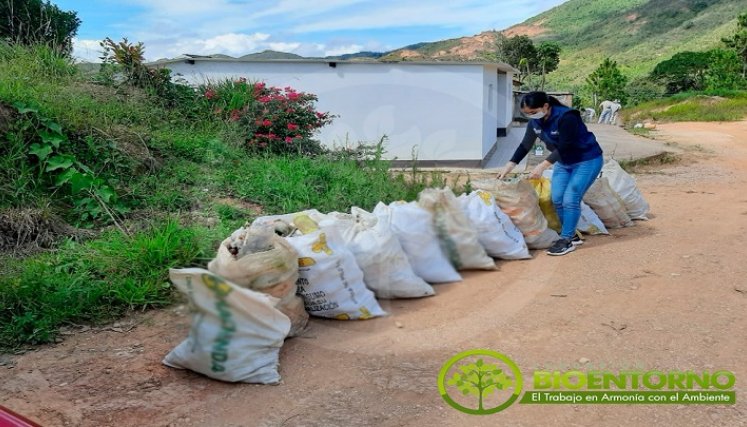 La Unidad Técnica Ambiental y la Fundación Bioentorno avanzan con el proceso de recolección de recipientes con sustancias tóxicas para evitar contaminación de fuentes hídricas en Ocaña. / Cortesia 