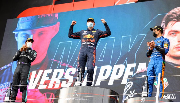 Verstappen, que comenzó tercero en la parrilla de salida, tuvo una salida excelente y adelantó de entrada al mexicano Sergio Pérez. / Foto: AFP