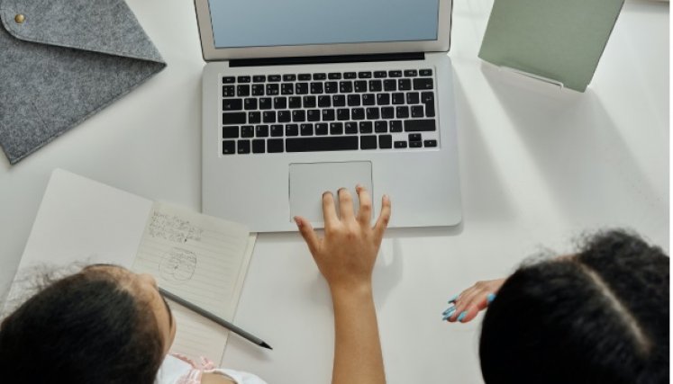 Las niñas y jóvenes mujeres acuden a la tecnología. / Foto: Cortesía