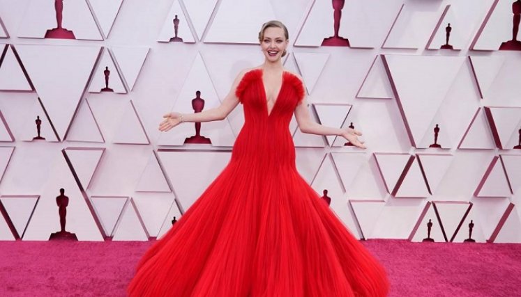 Amanda Seyfried escogió el rojo para la gala./Foto: Internet