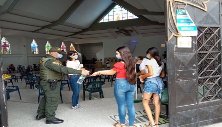 Las autoridades policiales hicieron presencia en las iglesias, verificando que se cumplieran los aforos y medidas de bioseguridad. / Foto cortesía para La Opinión